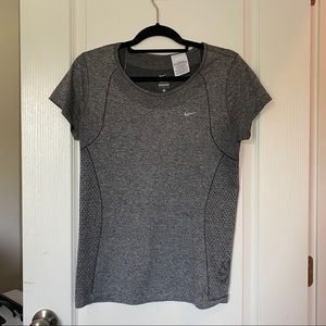 Grey Nike’s active top✨